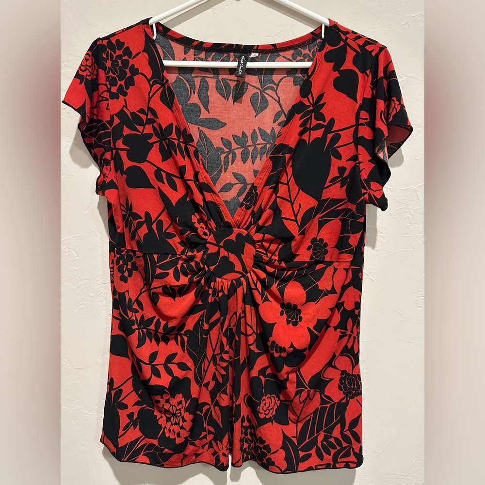 Black & red floral print short sleeve top size XL